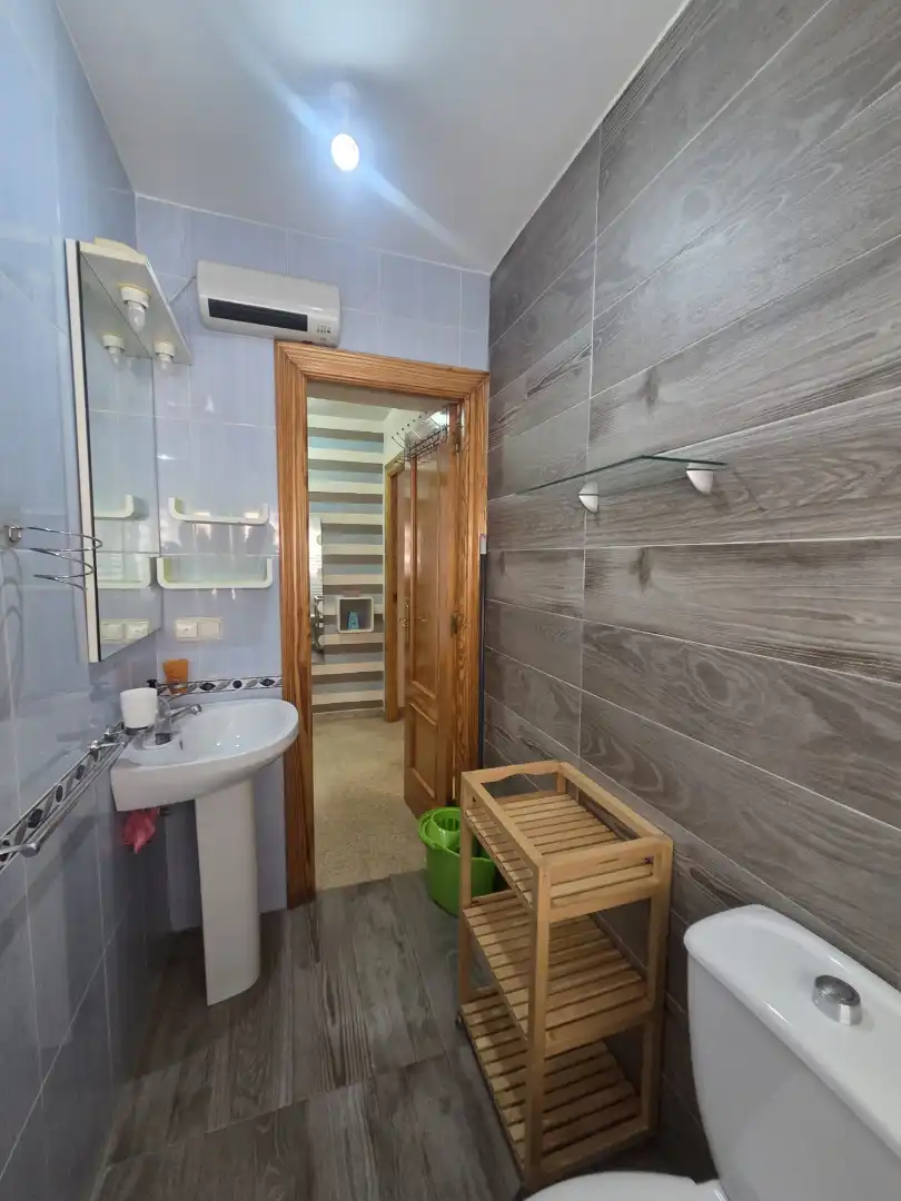 Baño de Piso de alquiler en Granada con Aire acondicionado, Calefacción y Amueblado