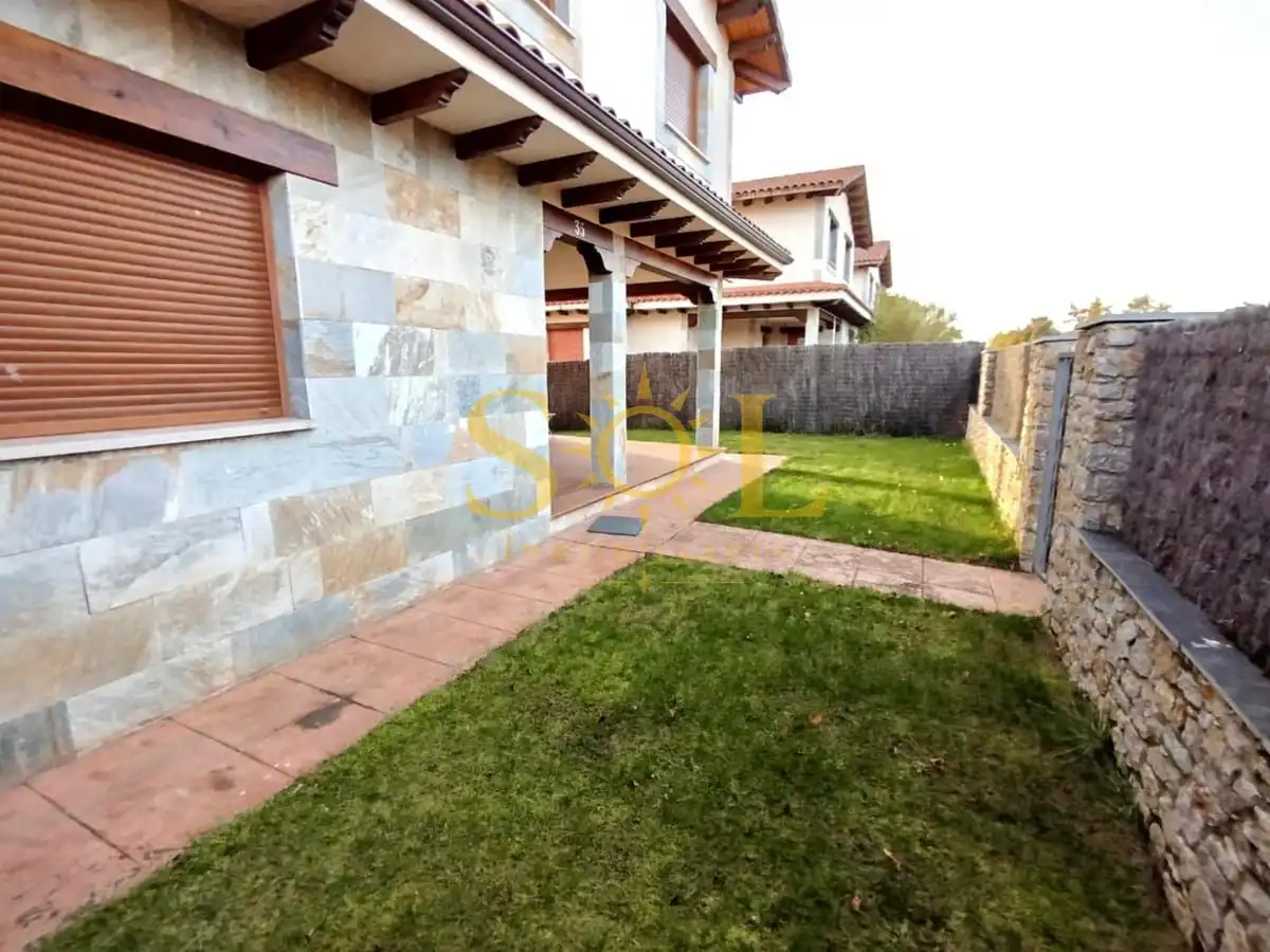 Jardí de Casa adosada en venda en Valverde de la Virgen amb Calefacció, Jardí privat i Parquet