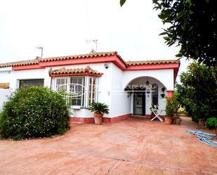 Vista exterior de Casa o xalet en venda en Chiclana de la Frontera amb Jardí privat i Piscina