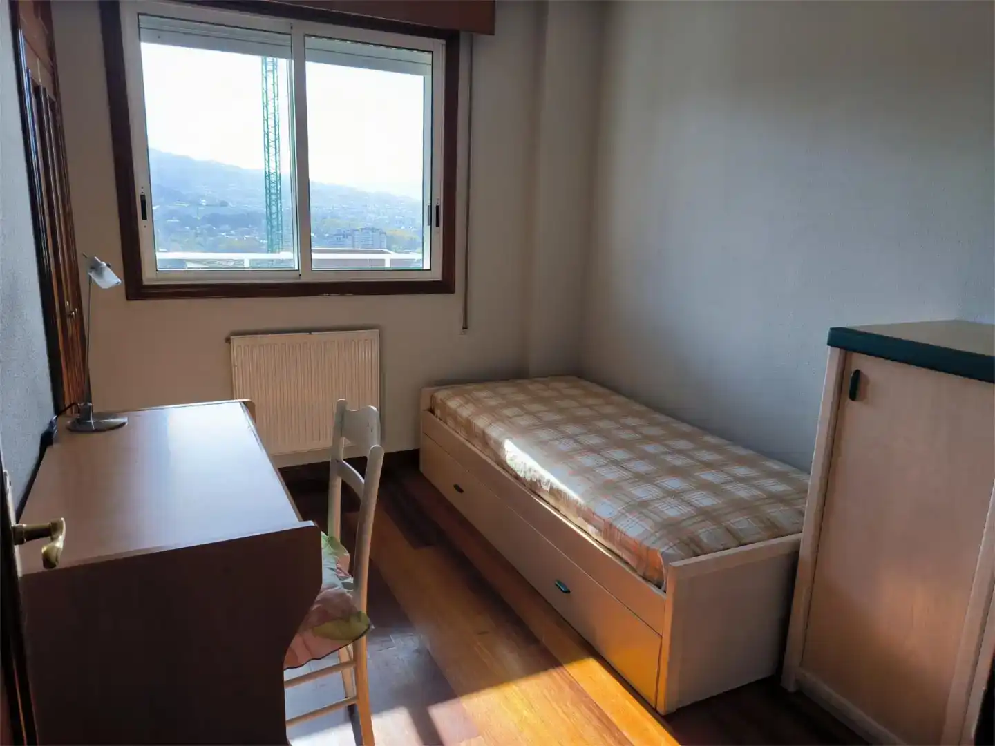 Schlafzimmer von Wohnung zur Miete in Vigo  mit Privatgarten, Parkett und Abstellraum