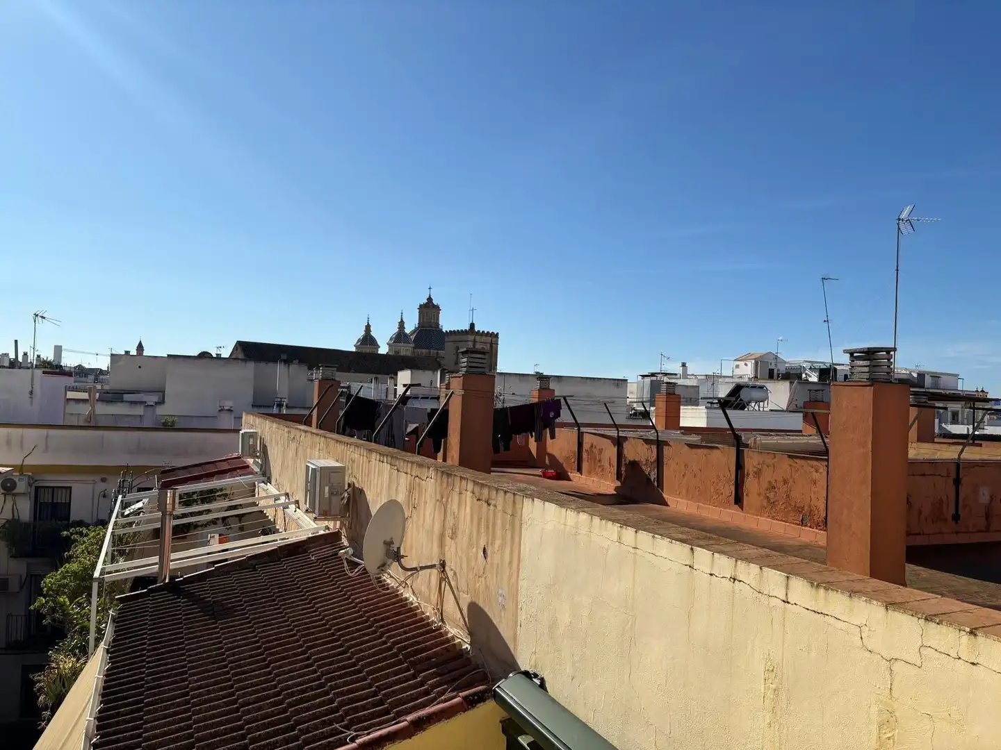 Exterior view of Flat for sale in Sevilla  with Air Conditioner, Terrace and Storage room