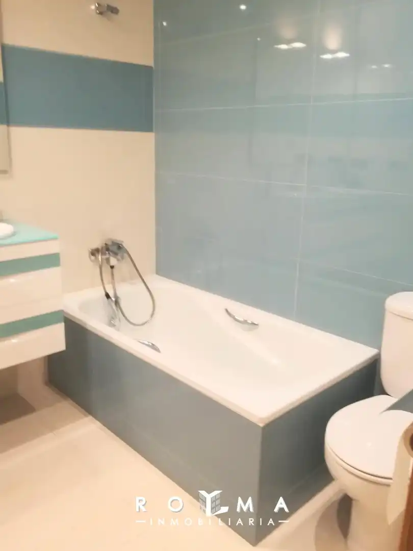 Baño de Casa adosada de alquiler en Dos Hermanas con Aire acondicionado, Calefacción y Parquet
