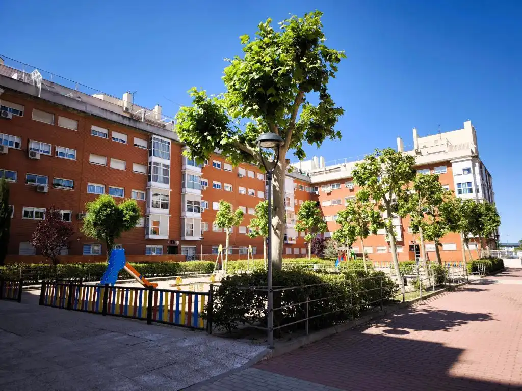 Vista exterior de Pis en venda en Madrid amb Calefacció