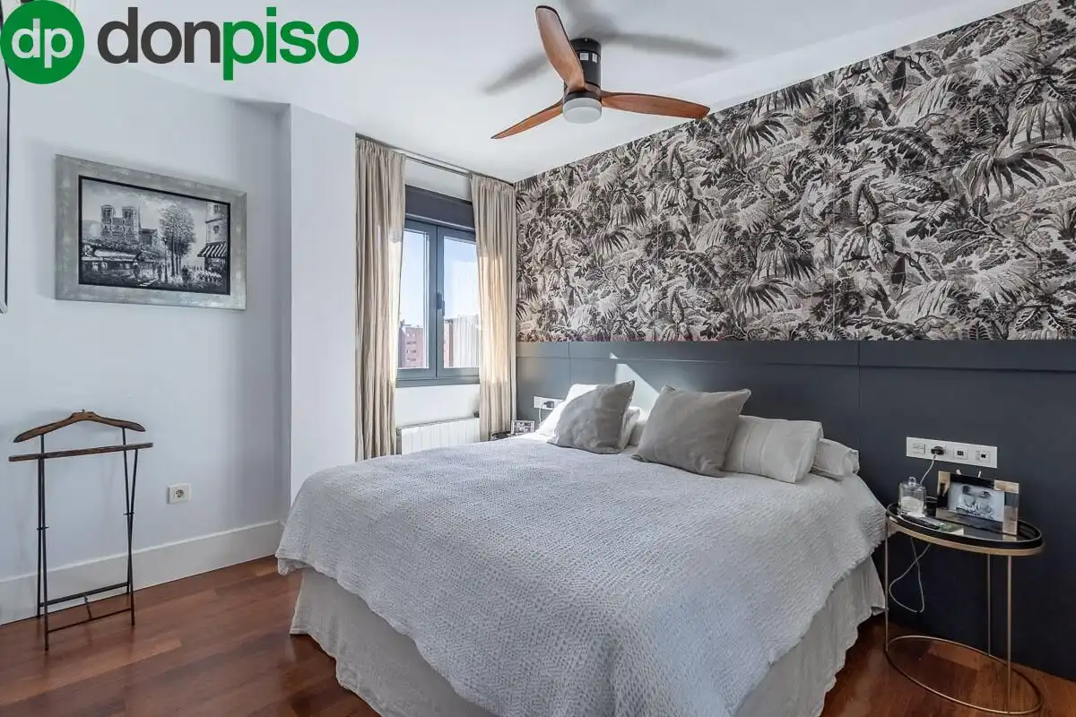 Bedroom of Flat for sale in Granada  with Air Conditioner, Terrace and Community pool