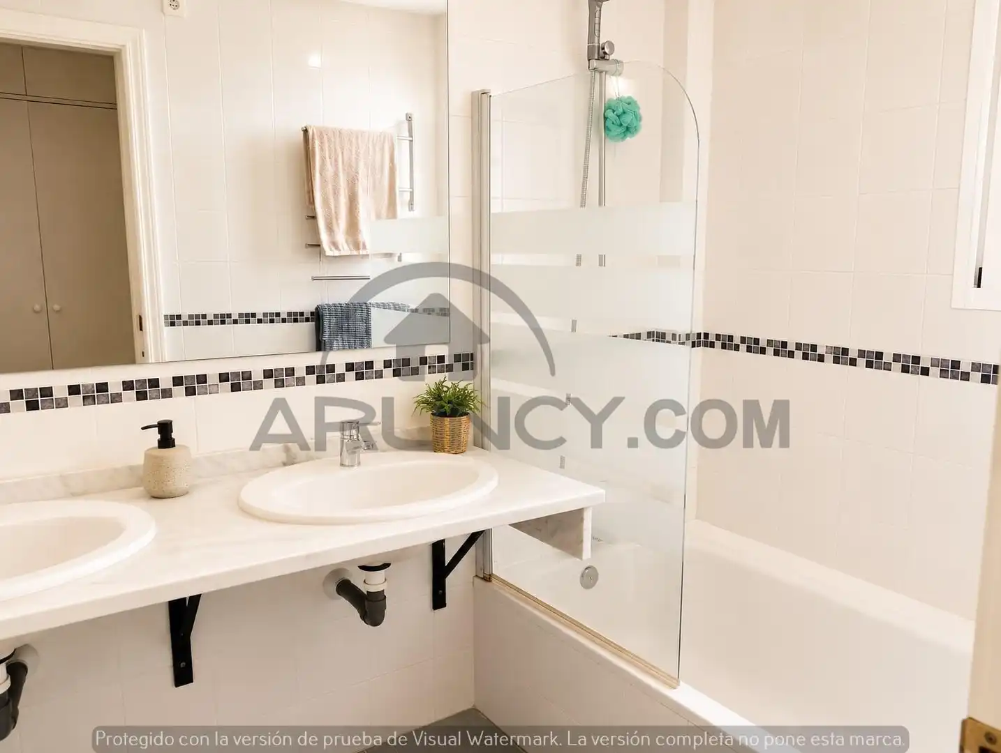 Baño de Casa adosada en venta en Alcalá de Guadaira con Aire acondicionado, Calefacción y Jardín privado
