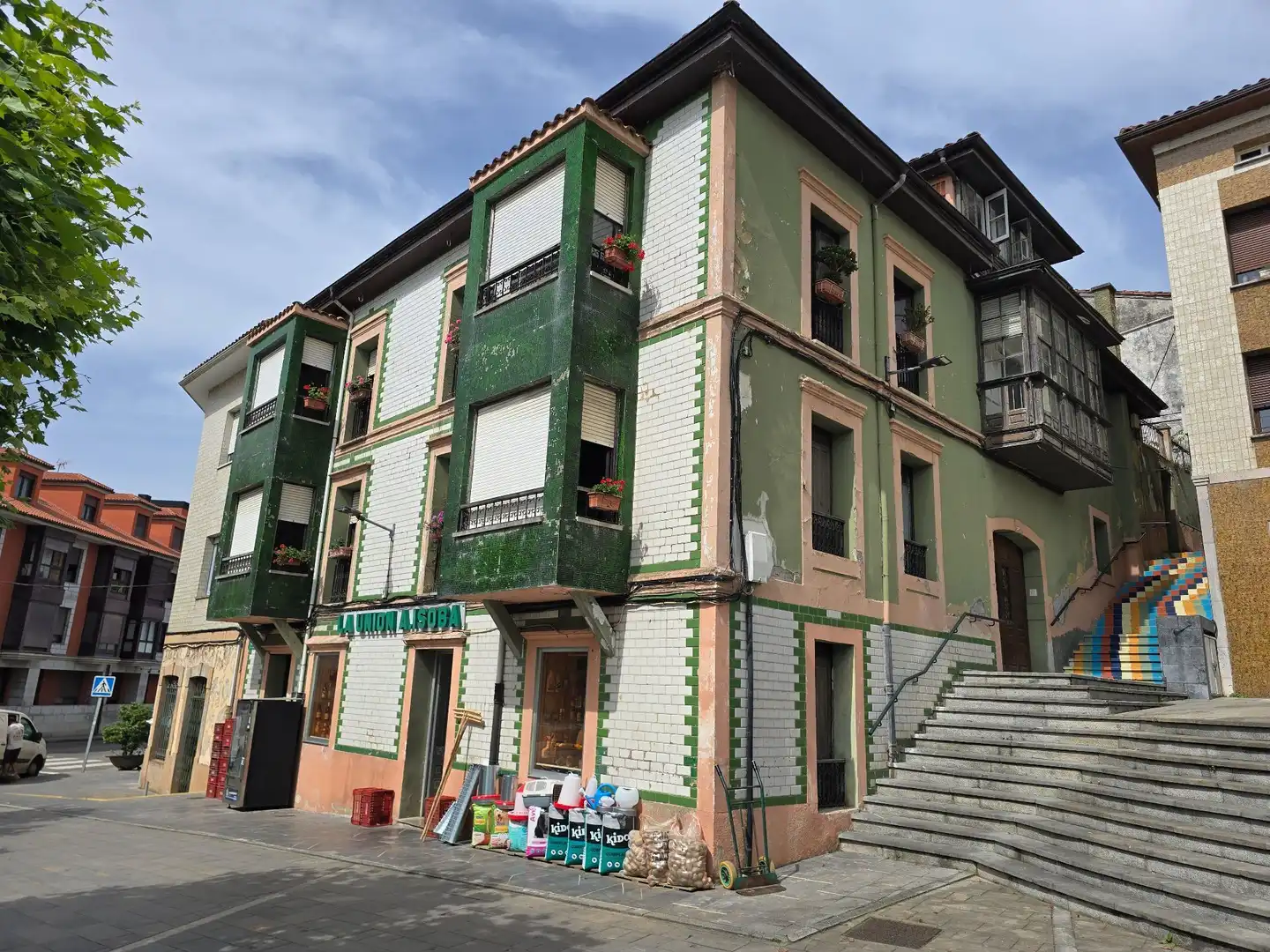 Außenansicht von Gebäude zum Verkauf in Llanes
