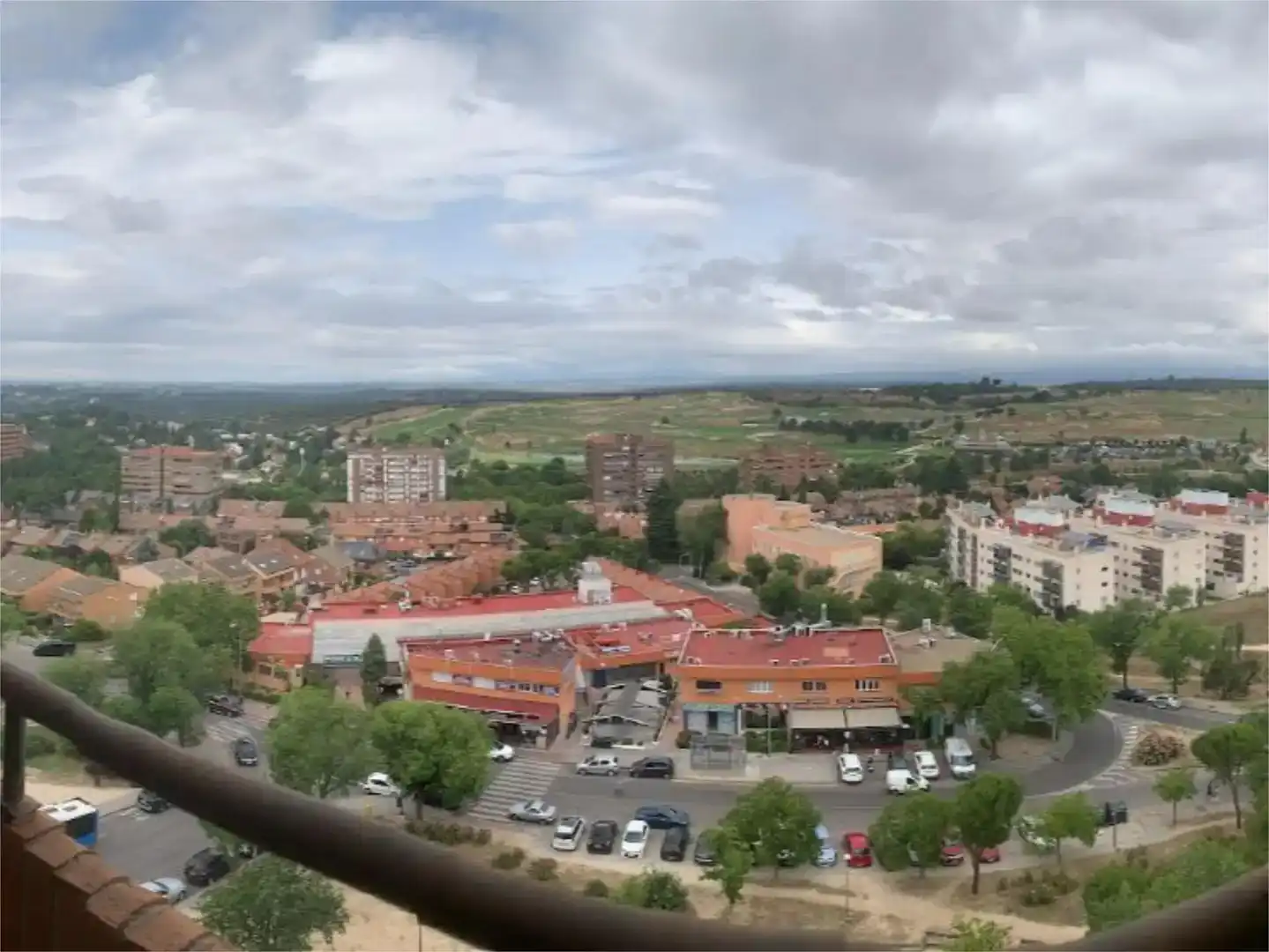 Außenansicht von Wohnung zur Miete in  Madrid Capital mit Klimaanlage, Schwimmbad und Balkon