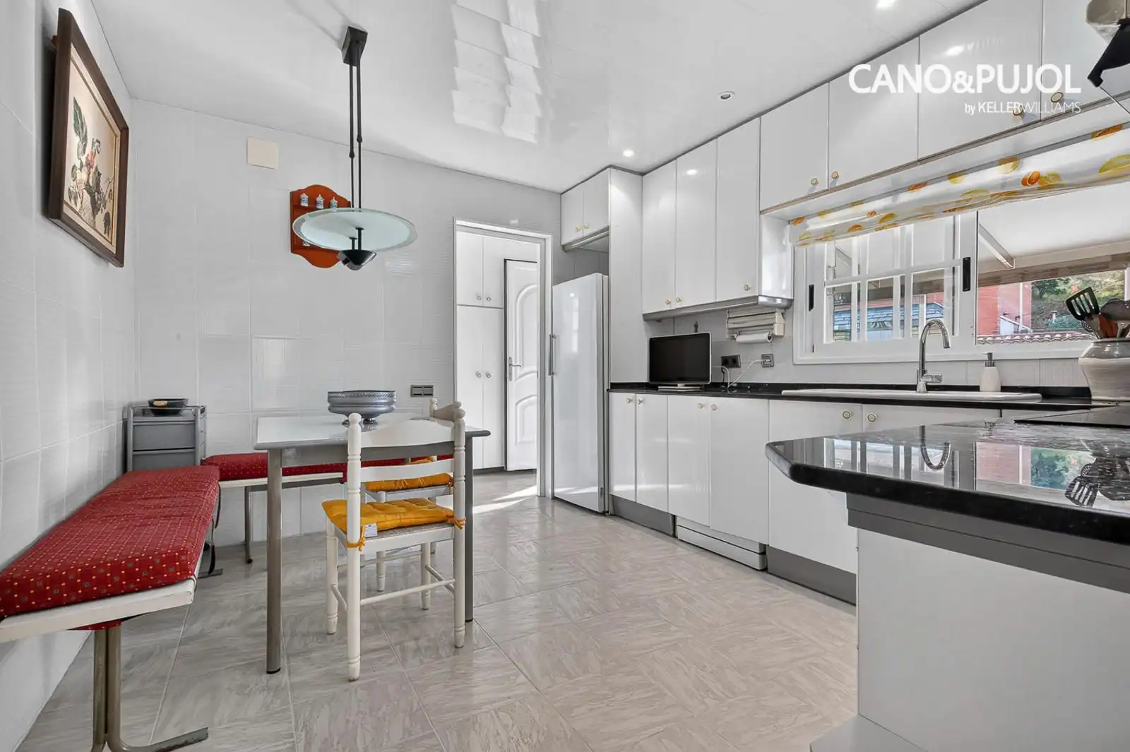 Kitchen of Houses for sale in Ca n'Oriol