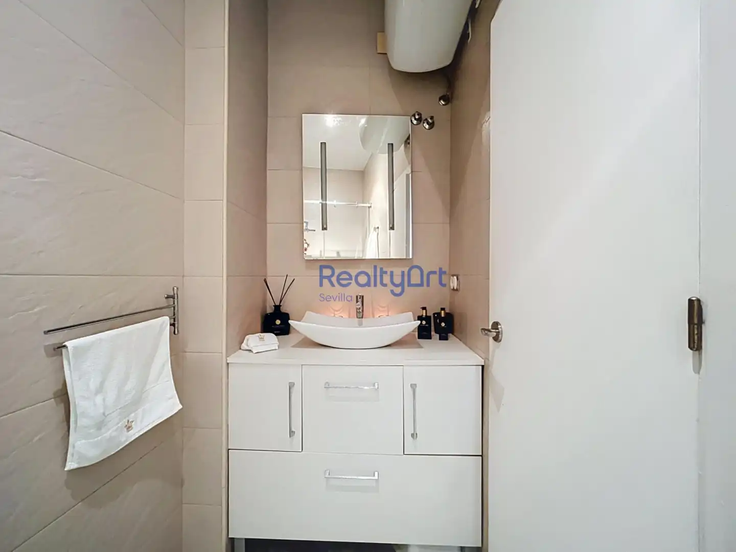 Bathroom of Attic for sale in Sevilla  with Air Conditioner, Terrace and Furnished