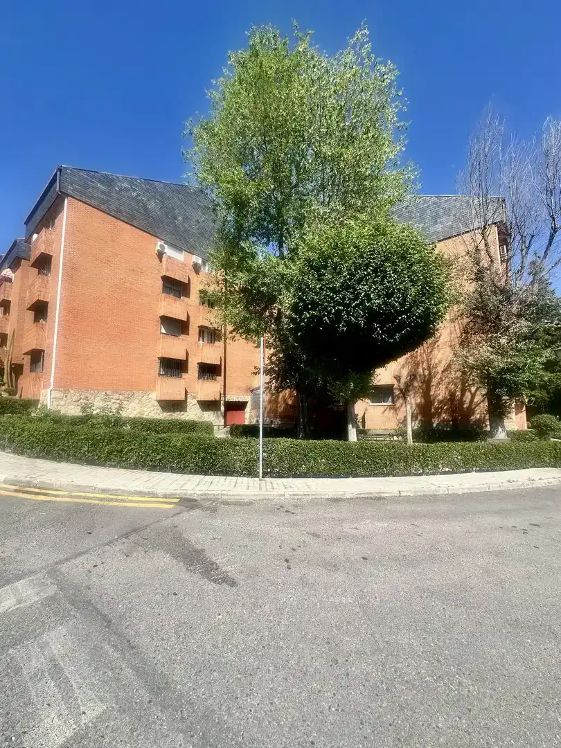 Vista exterior de Pis en venda en Las Rozas de Madrid amb Aire condicionat i Balcó