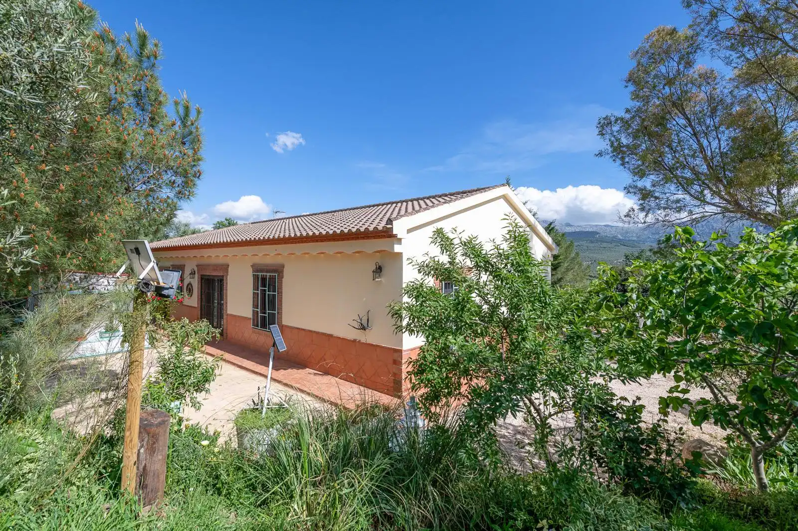 Vista exterior de Casa o xalet en venda en Villanueva del Trabuco amb Aire condicionat, Jardí privat i Terrassa