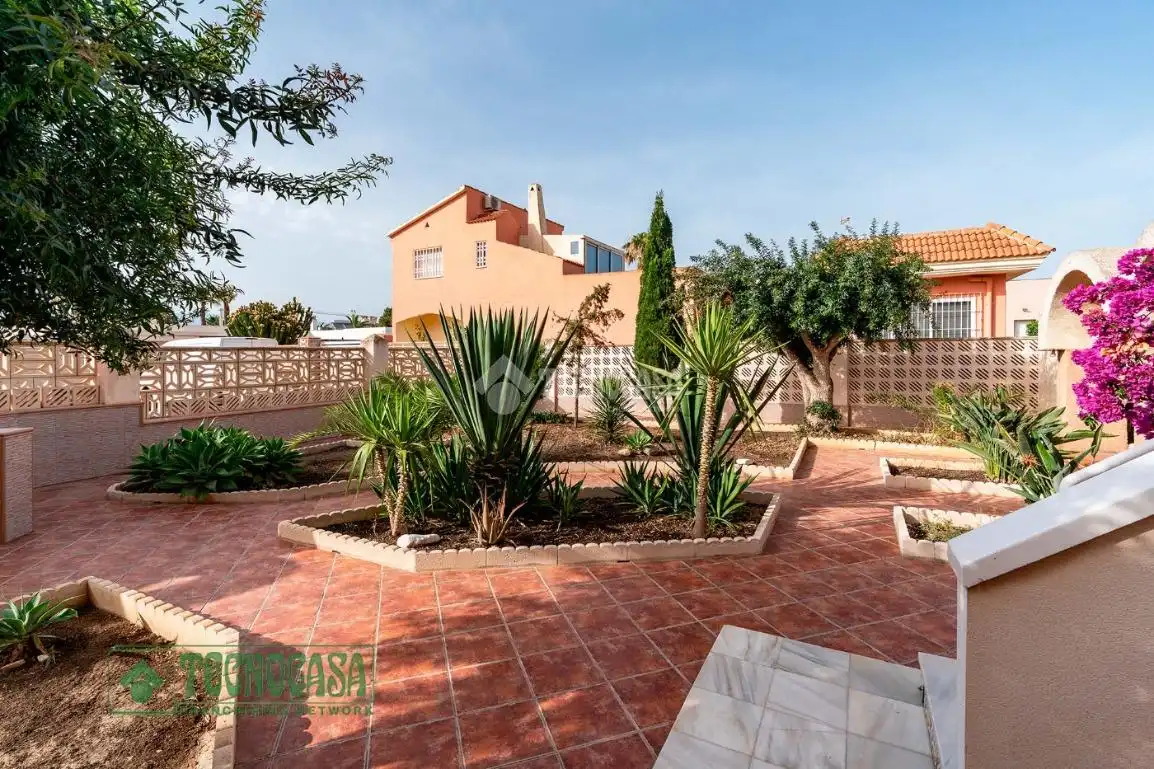 Jardí de Casa o xalet en venda en Roquetas de Mar amb Calefacció, Terrassa i Alarma