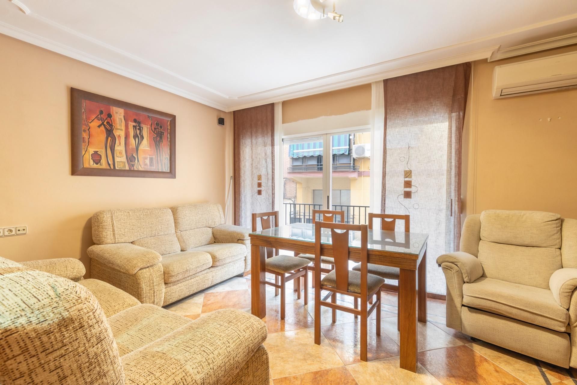 Sala de estar de Piso en venta en Guadix con Calefacción, Amueblado y Balcón