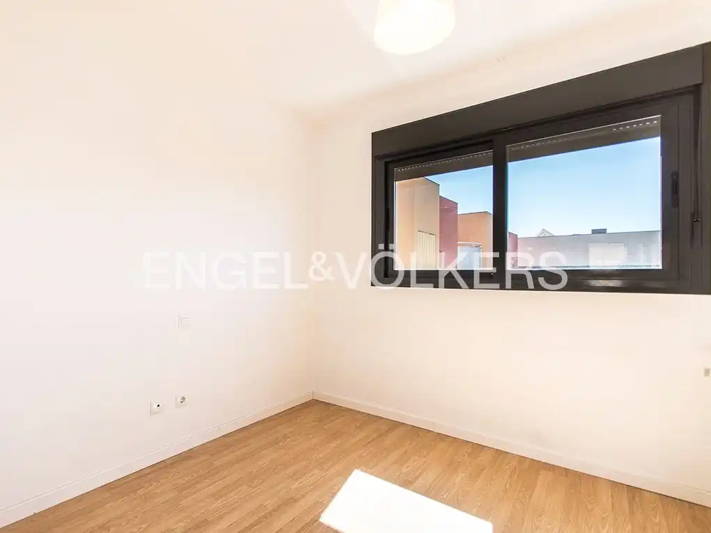 Schlafzimmer von Wohnung zur Miete in Madrid mit Heizung, Parkett und Schwimmbad