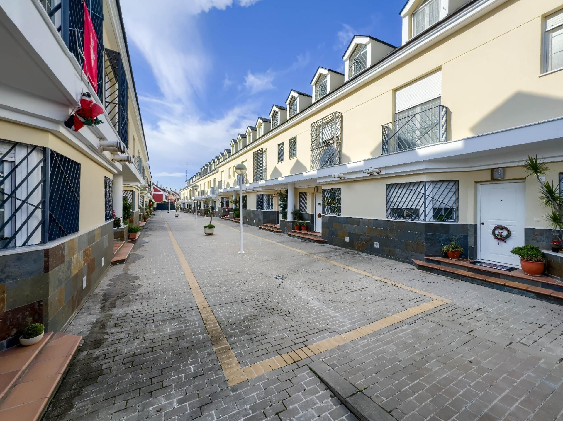 Vista exterior de Casa o xalet en venda en Montequinto amb Aire condicionat, Terrassa i Traster