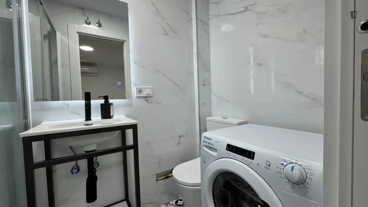 Badezimmer von Wohnung zur Miete in Madrid mit Klimaanlage, Heizung und Möbliert