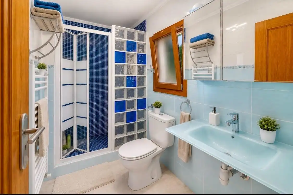 Badezimmer von Country house zum Verkauf in Alcúdia mit Klimaanlage, Heizung und Privatgarten