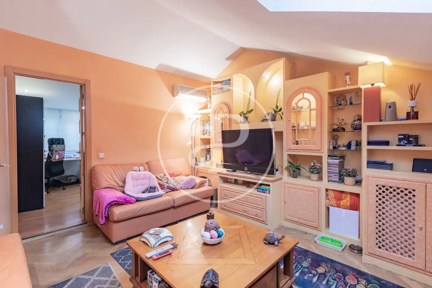 Sala de estar de Casa adosada en venta en San Sebastián de los Reyes con Aire acondicionado, Calefacción y Jardín privado