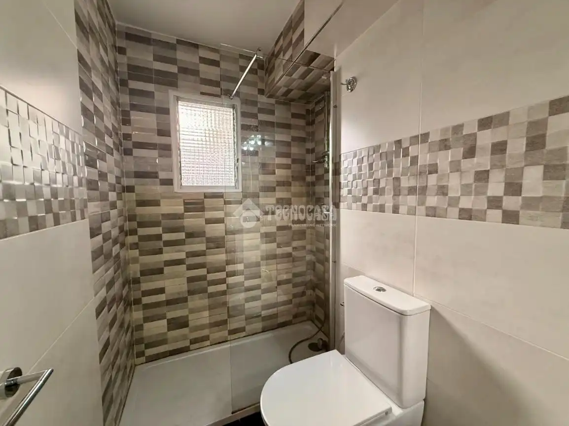 Bathroom of Flat for sale in Moratalaz