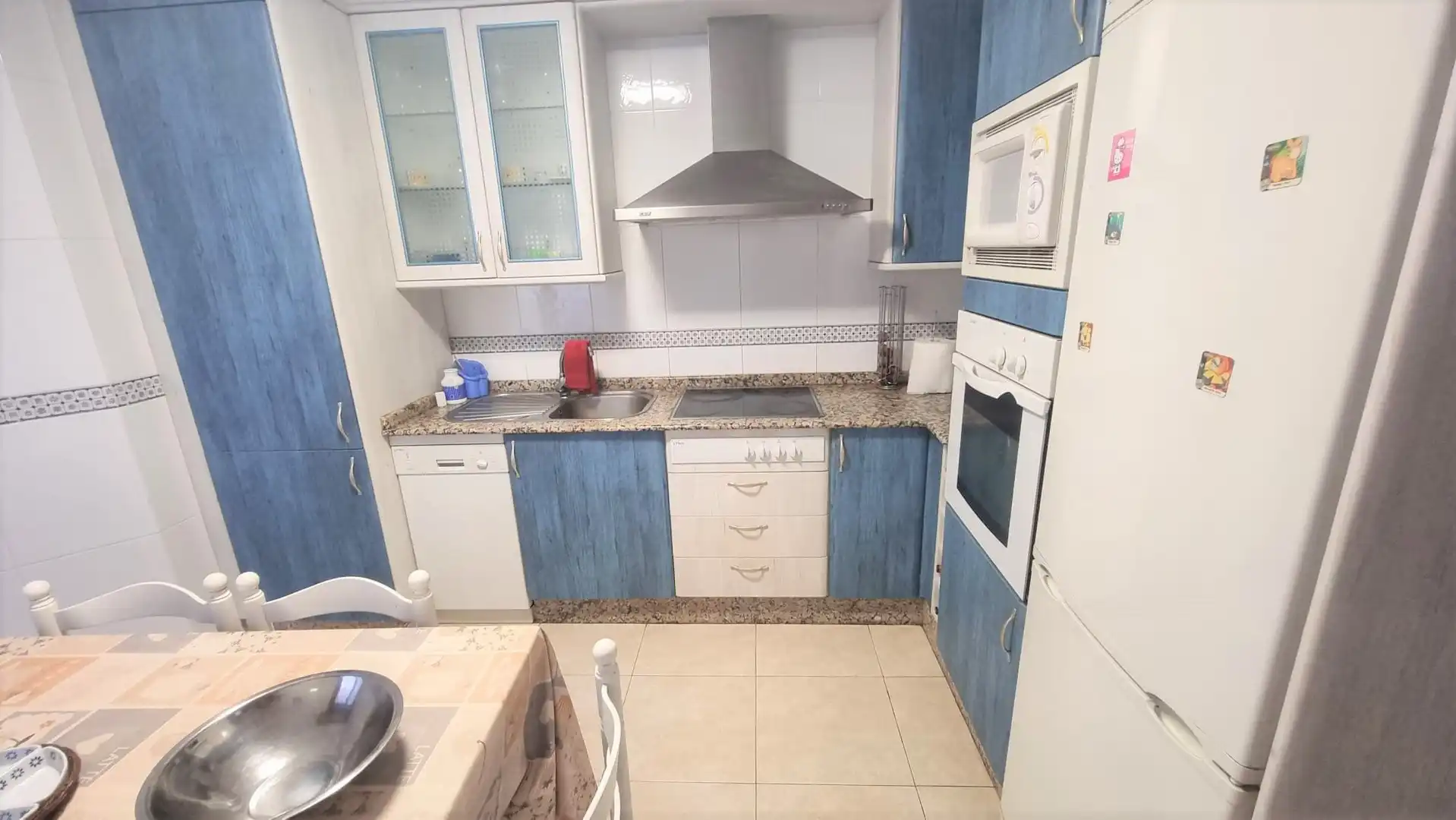 Cuina de Àtic de lloguer en Sanxenxo amb Jardí privat, Terrassa i Piscina