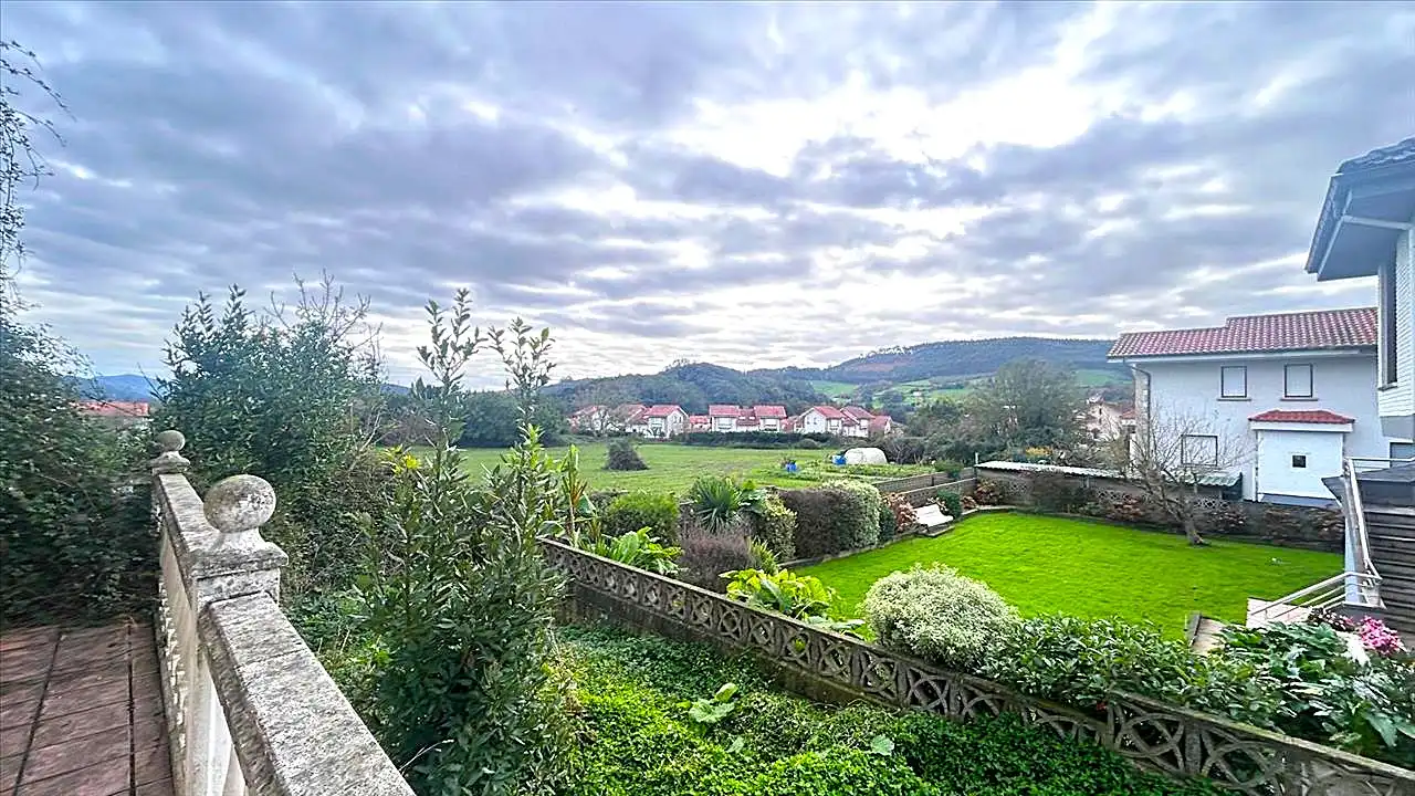 Garten von Haus oder Chalet zum Verkauf in Arnuero mit Privatgarten und Balkon