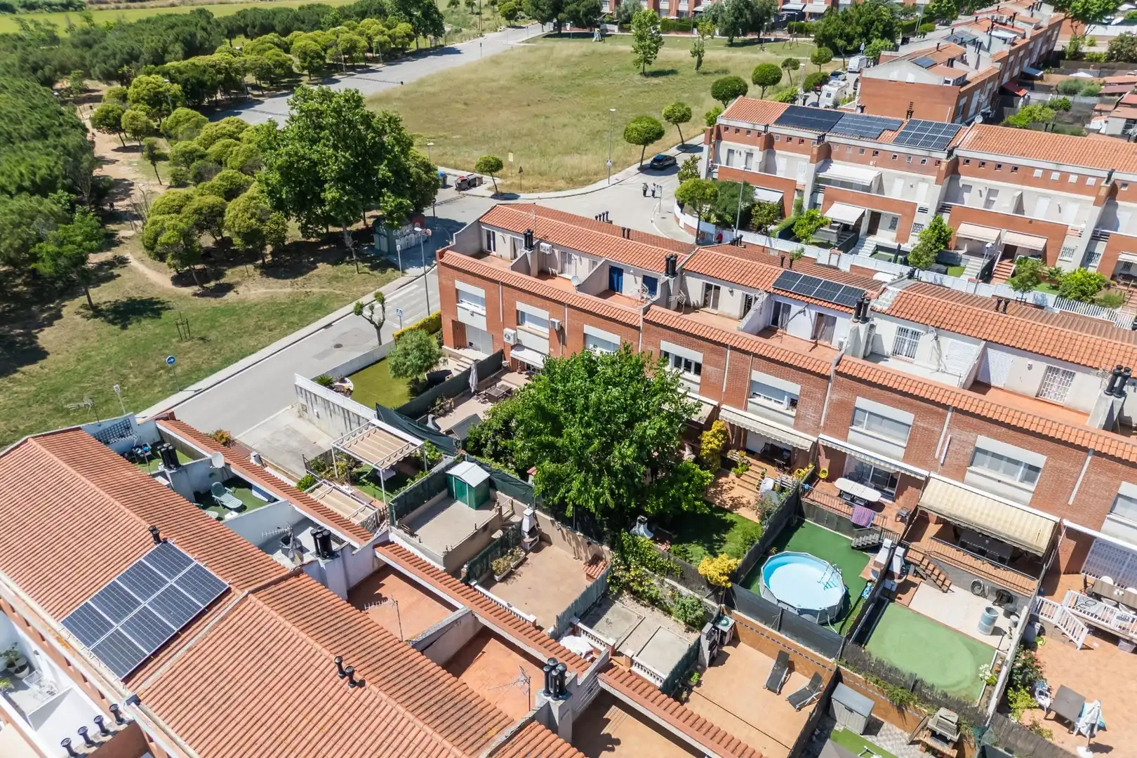 Vista exterior de Casa adosada en venda en Parets del Vallès amb Calefacció, Jardí privat i Parquet