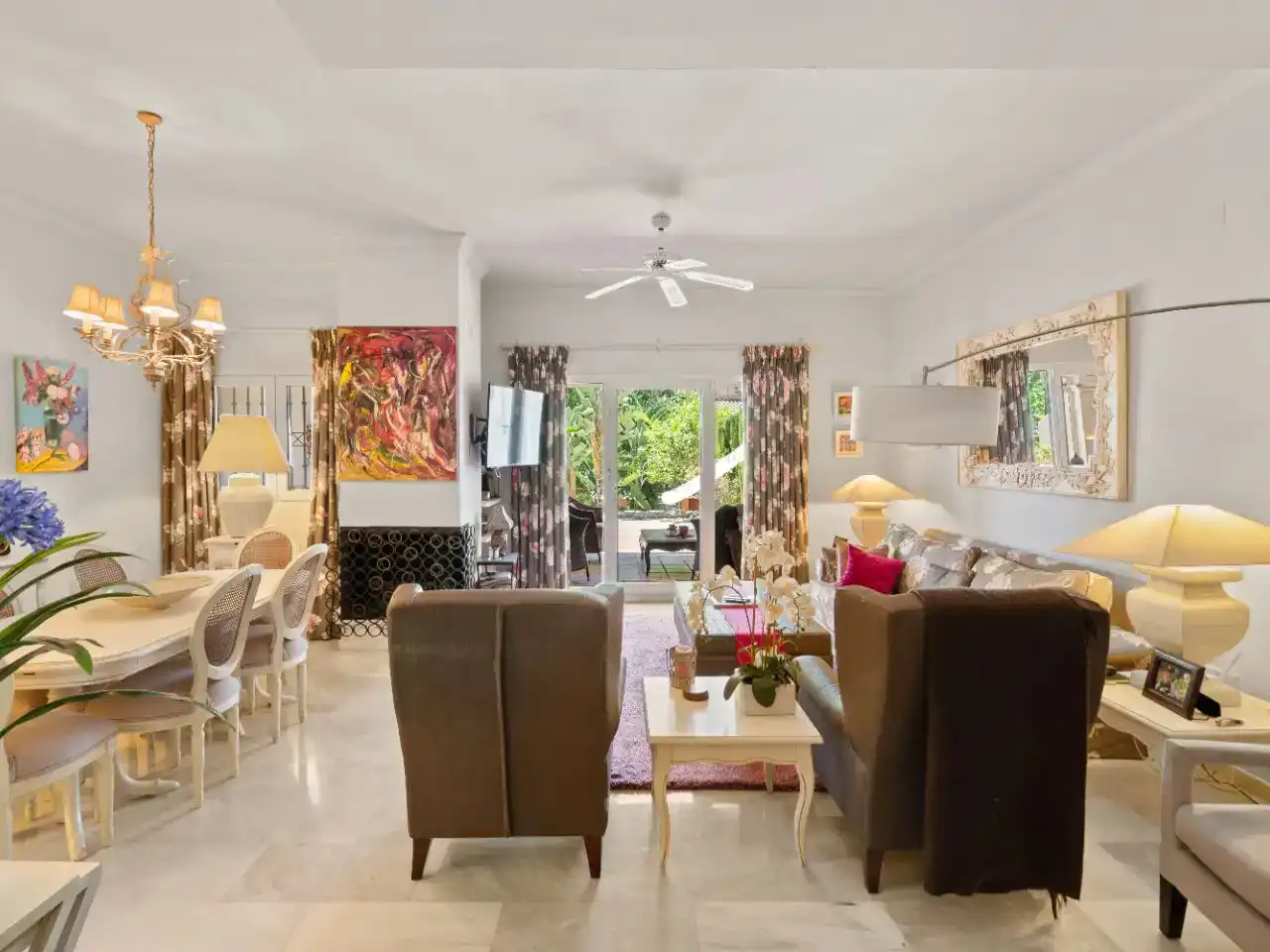 Sala d'estar de Casa adosada en venda en Marbella amb Aire condicionat, Piscina i Balcó