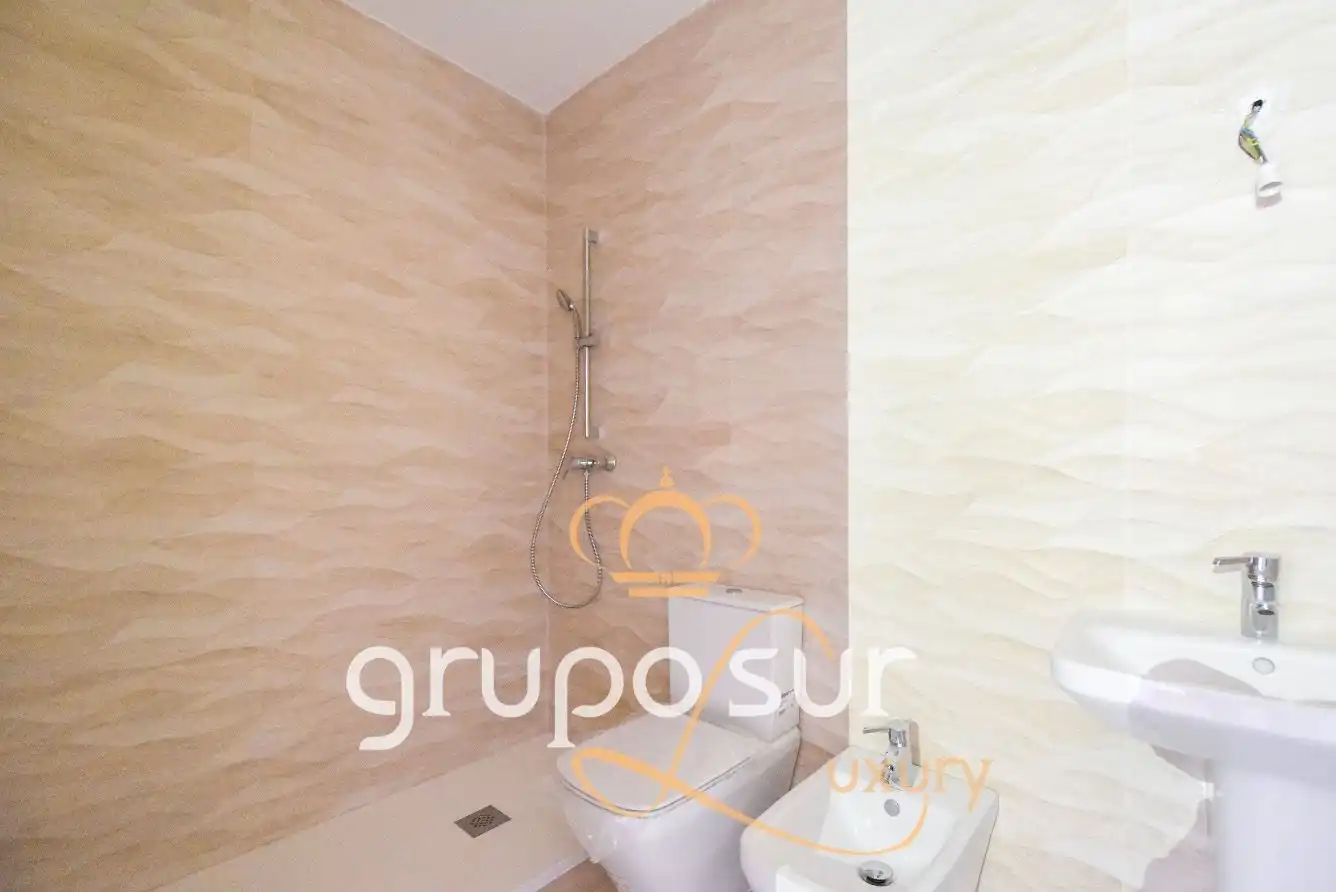 Badezimmer von Dachboden zur Miete in Valladolid mit Heizung, Parkett und Abstellraum
