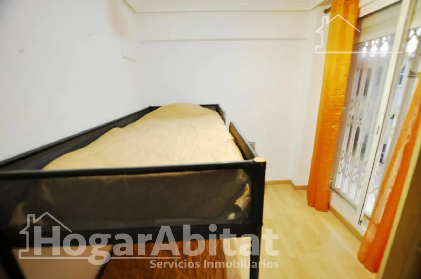 Schlafzimmer von Wohnung zum Verkauf in Valencia mit Klimaanlage, Parkett und Terrasse