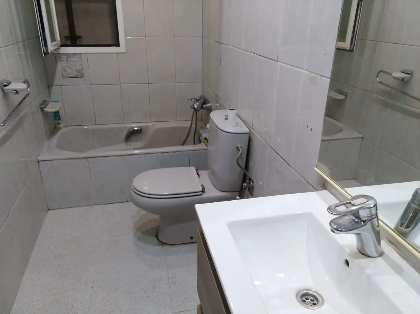 Bathroom of Flat for rent in Girona  with Furnished and Balcony