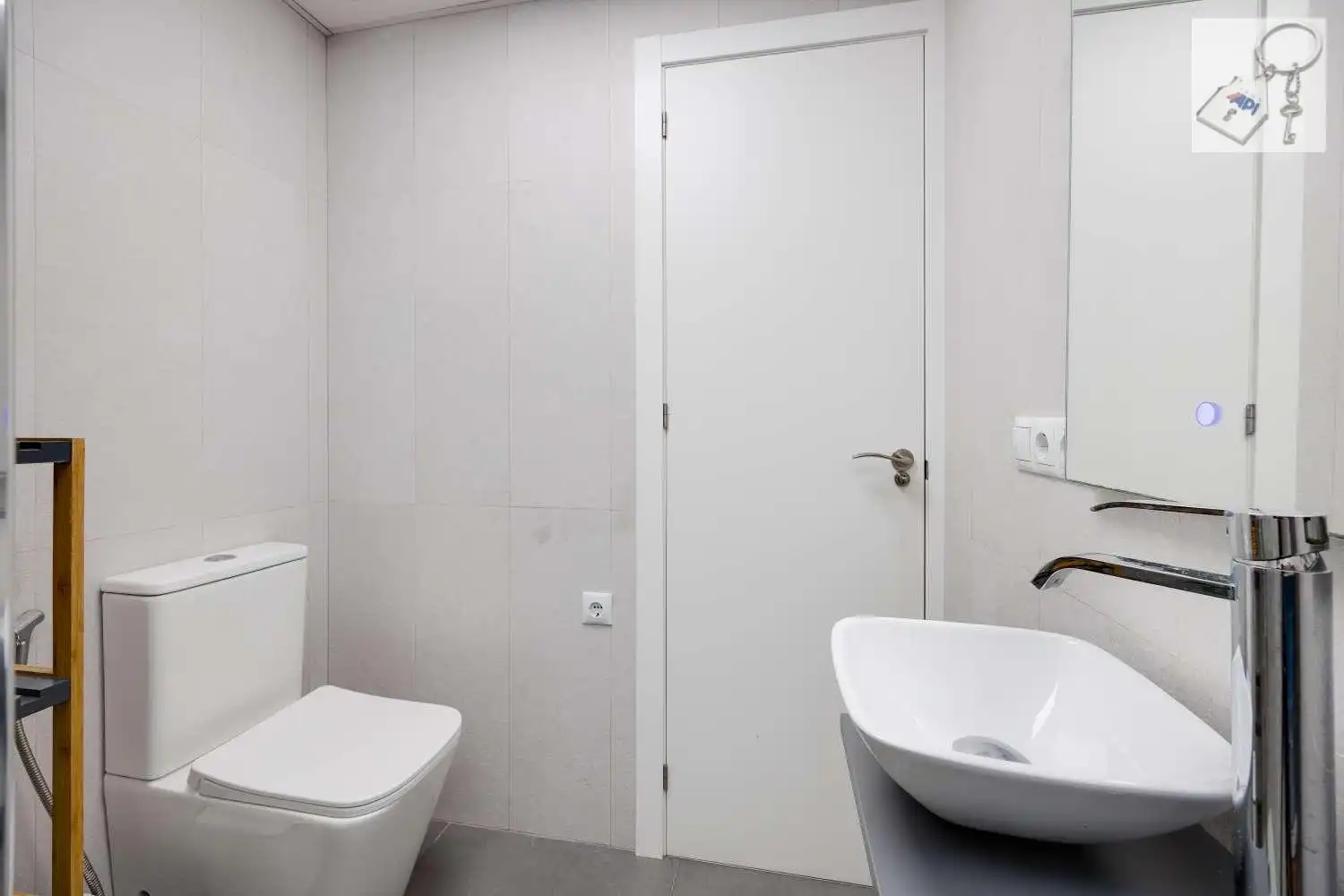 Bathroom of Apartments for sale in Torrevieja  with Air Conditioner, Heating and Parquet flooring