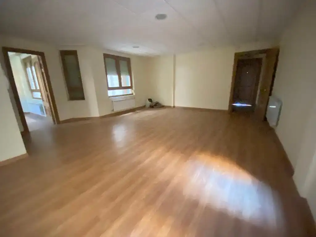 Büro zur Miete in La Bañeza  mit Heizung, Balkon und Internet