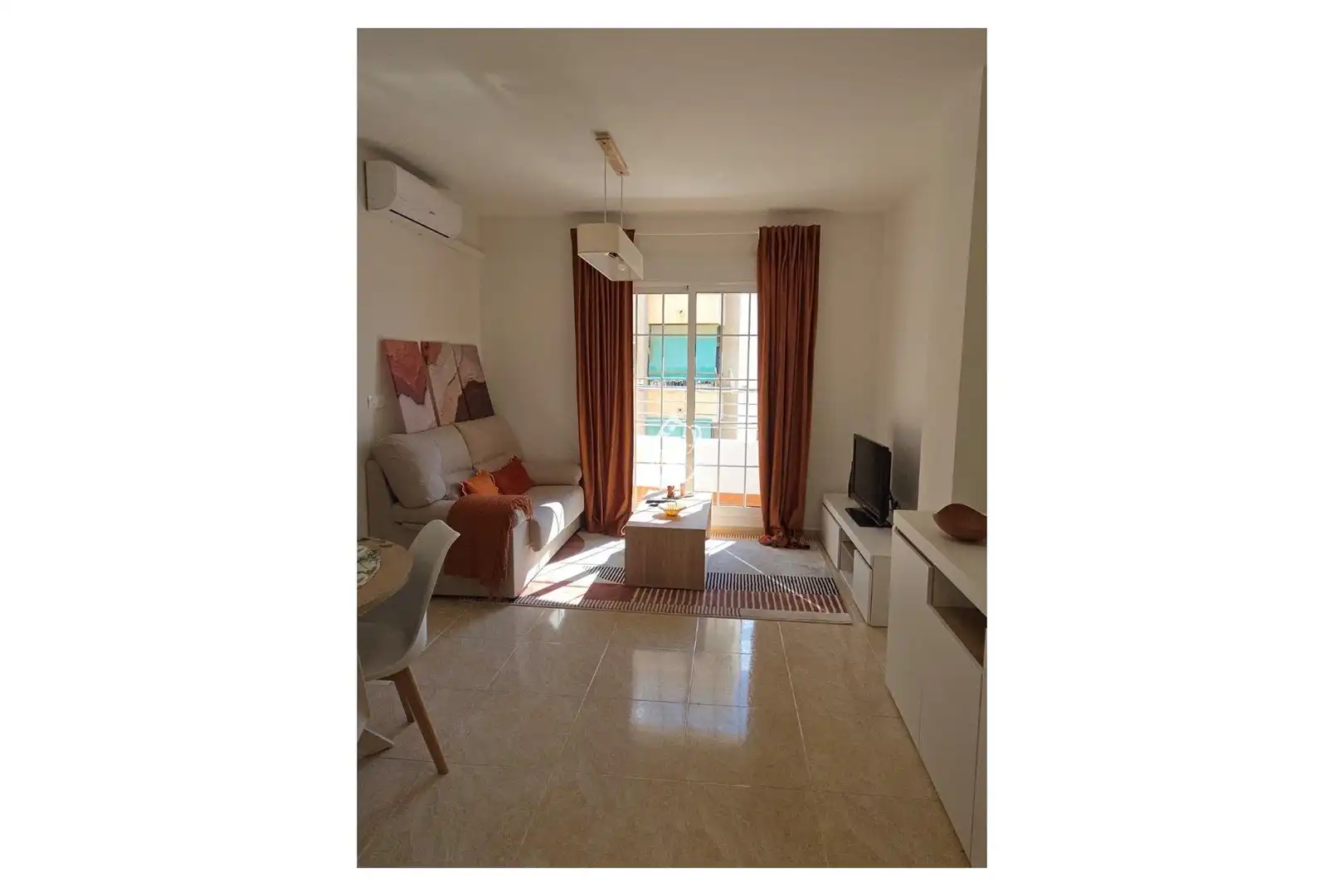 Sala d'estar de Apartament de lloguer en Torrevieja amb Aire condicionat, Terrassa i Moblat