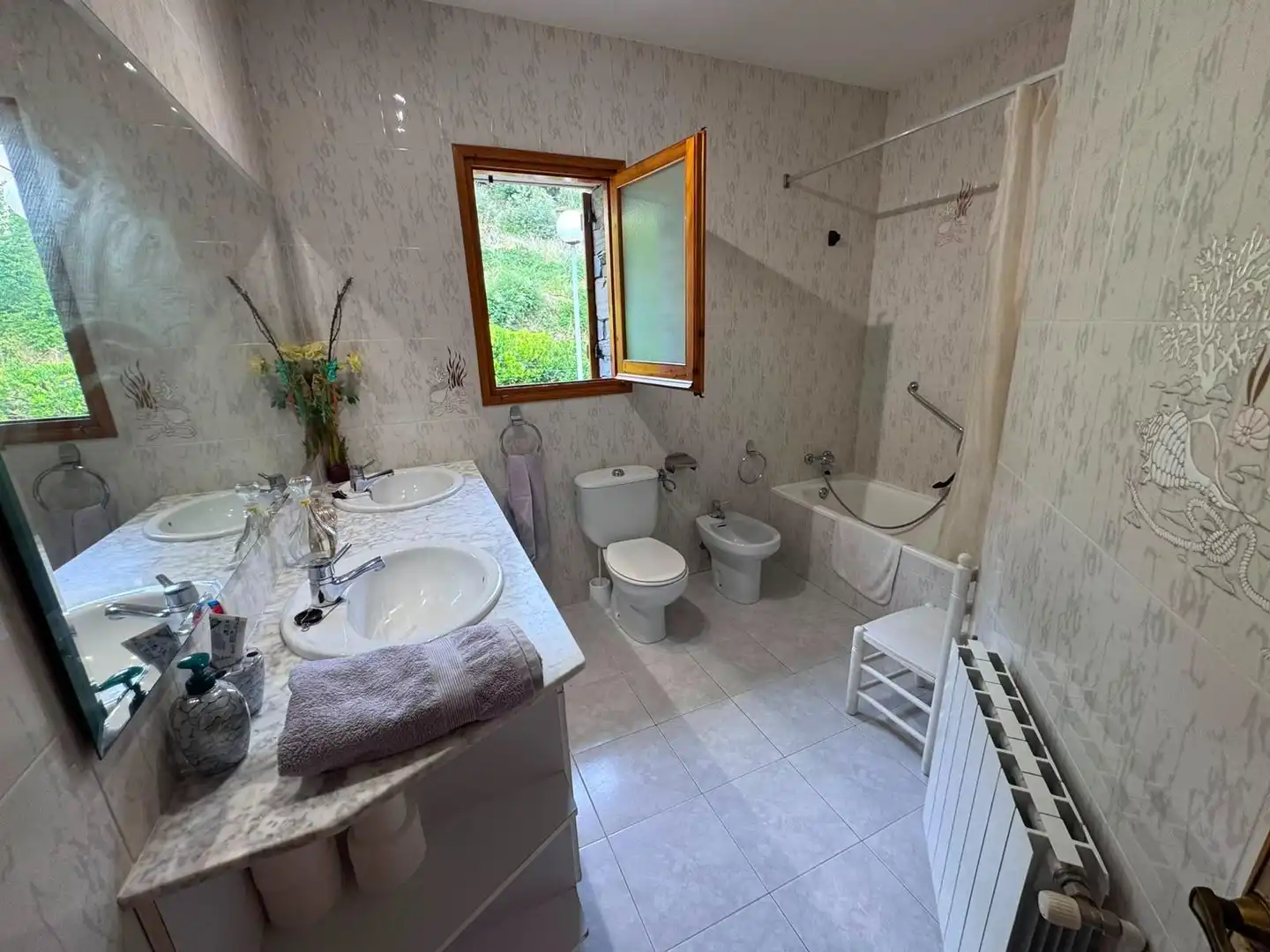 Baño de Casa adosada en venta en Montseny con Calefacción, Terraza y Balcón