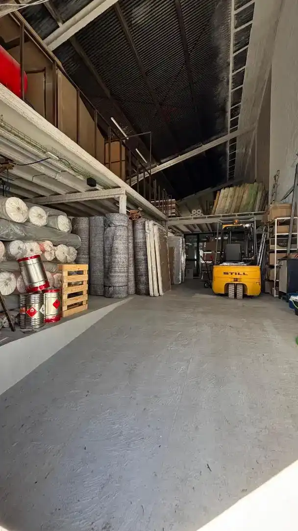 Fabrikhallen zur Miete in Brenes