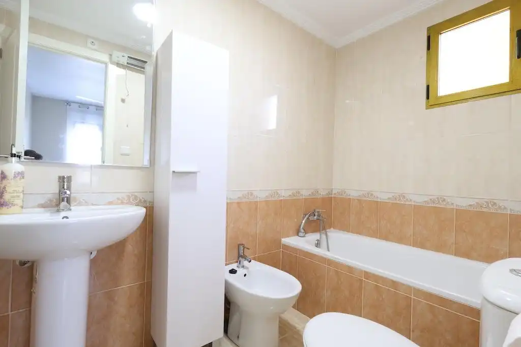 Baño de Apartamento de alquiler en Orihuela con Aire acondicionado, Amueblado y Balcón