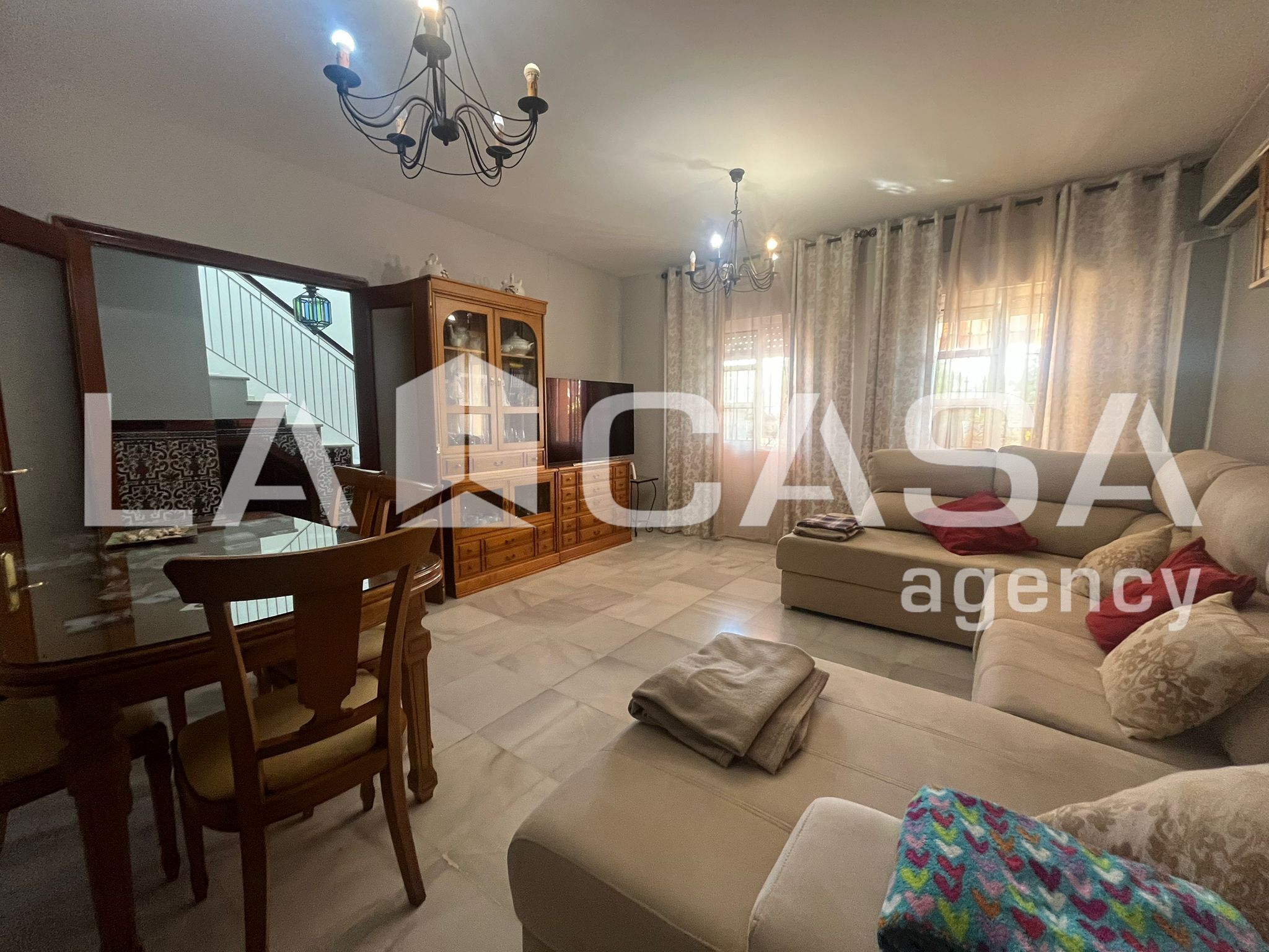 Sala d'estar de Casa adosada en venda en Dos Hermanas amb Aire condicionat, Calefacció i Terrassa
