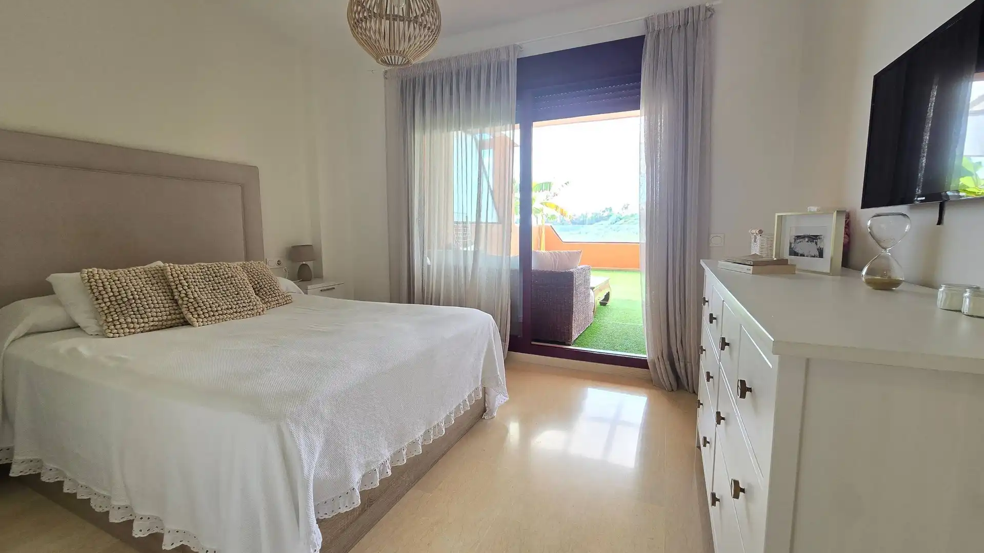 Schlafzimmer von Wohnungen zum Verkauf in Manilva mit Klimaanlage, Privatgarten und Terrasse