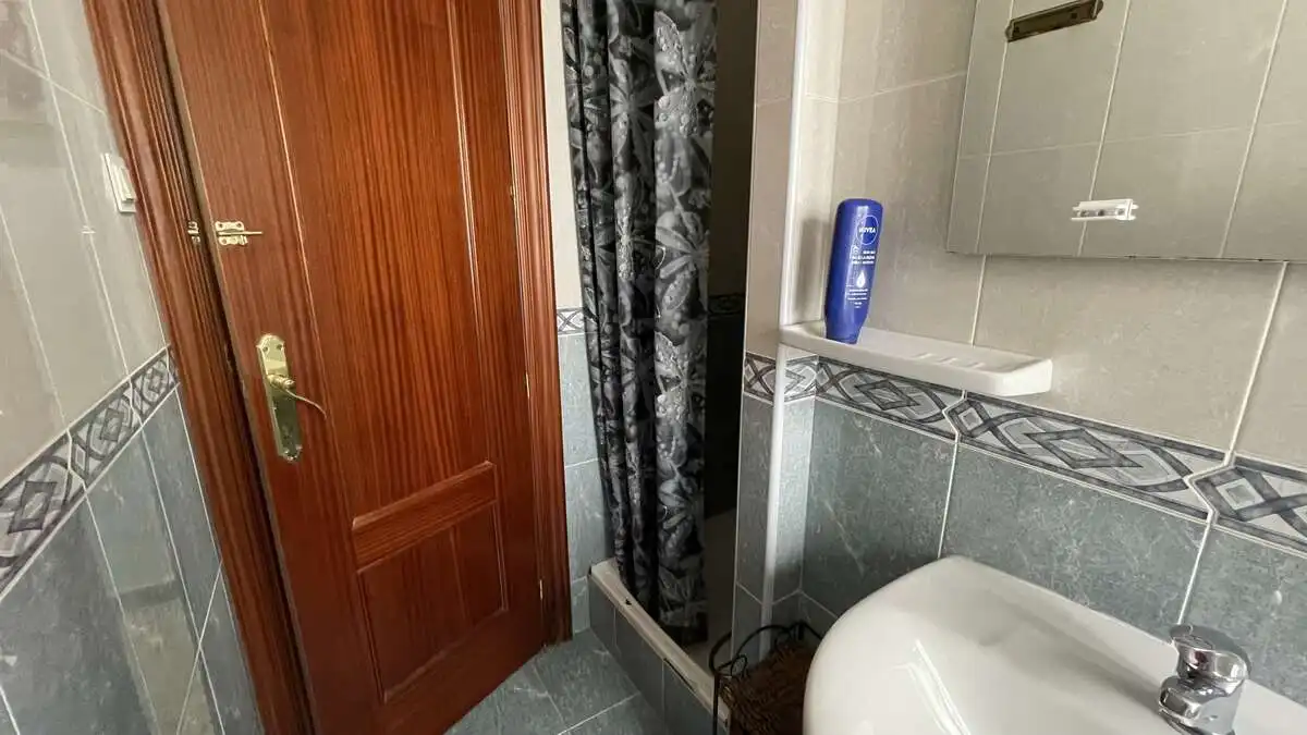 Baño de Piso en venta en Granada con Amueblado, Microondas y Balcón