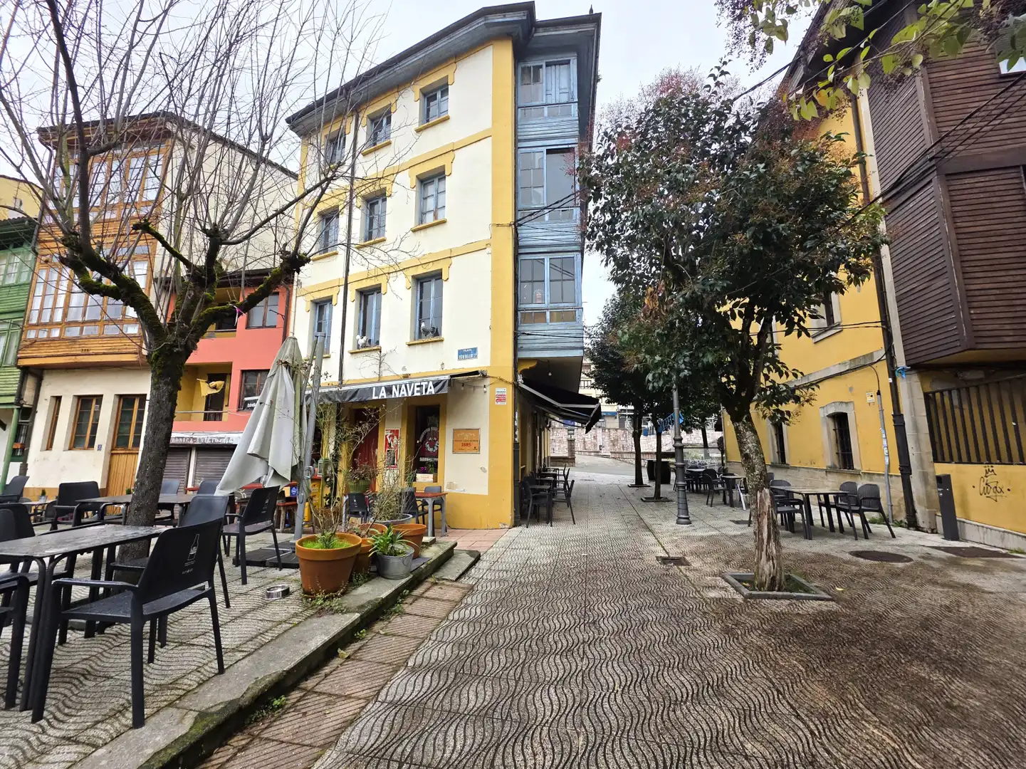 Außenansicht von Einfamilien-Reihenhaus zum Verkauf in Nava mit Terrasse