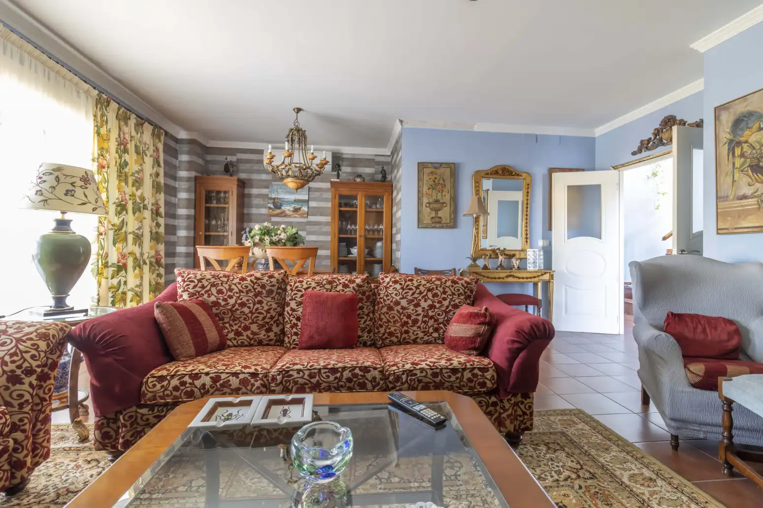 Sala d'estar de Casa o xalet en venda en Alcalá de Guadaira amb Aire condicionat, Terrassa i Piscina