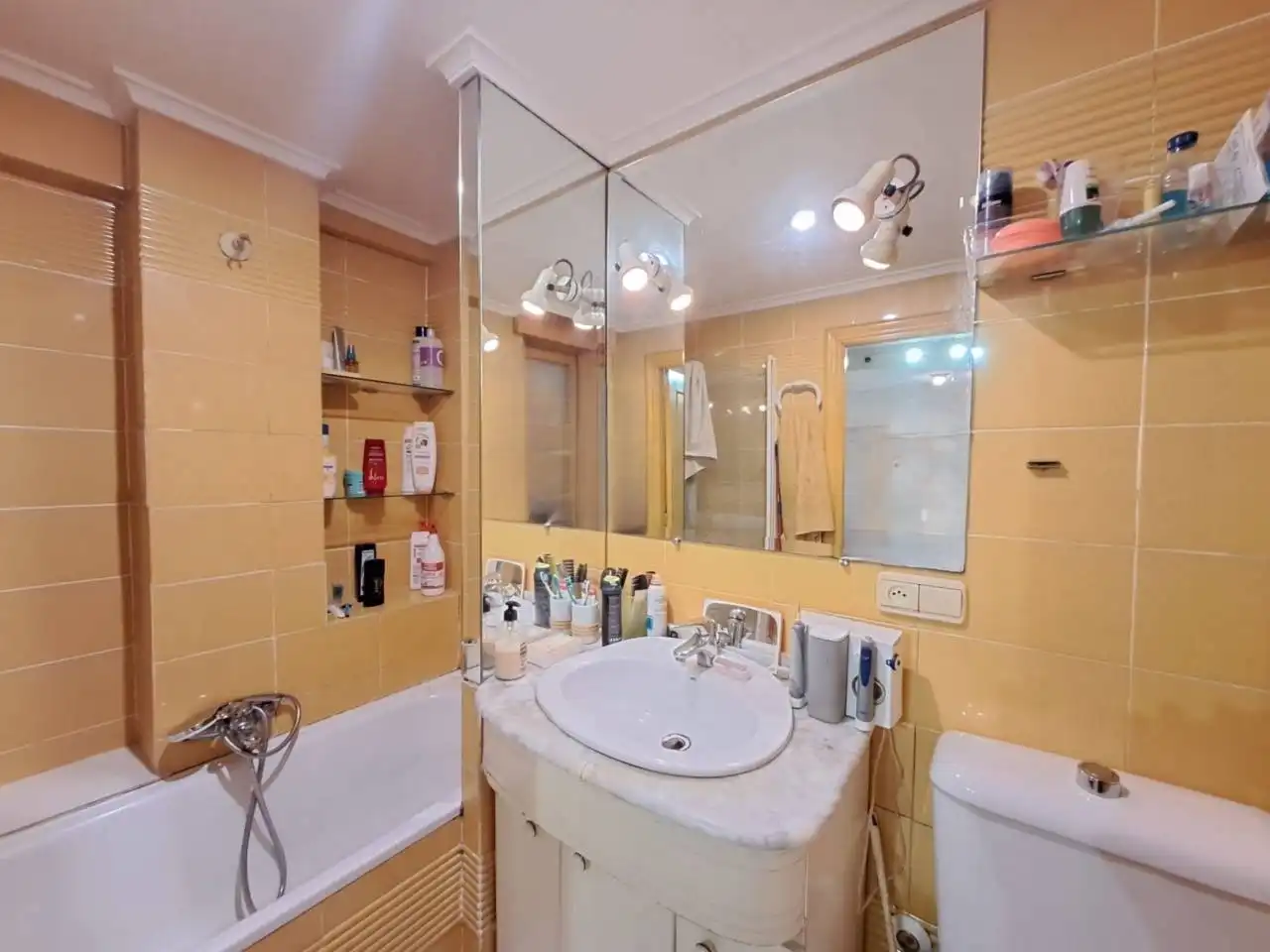 Bany de Pis en venda en Burgos amb Calefacció, Terrassa i Alarma