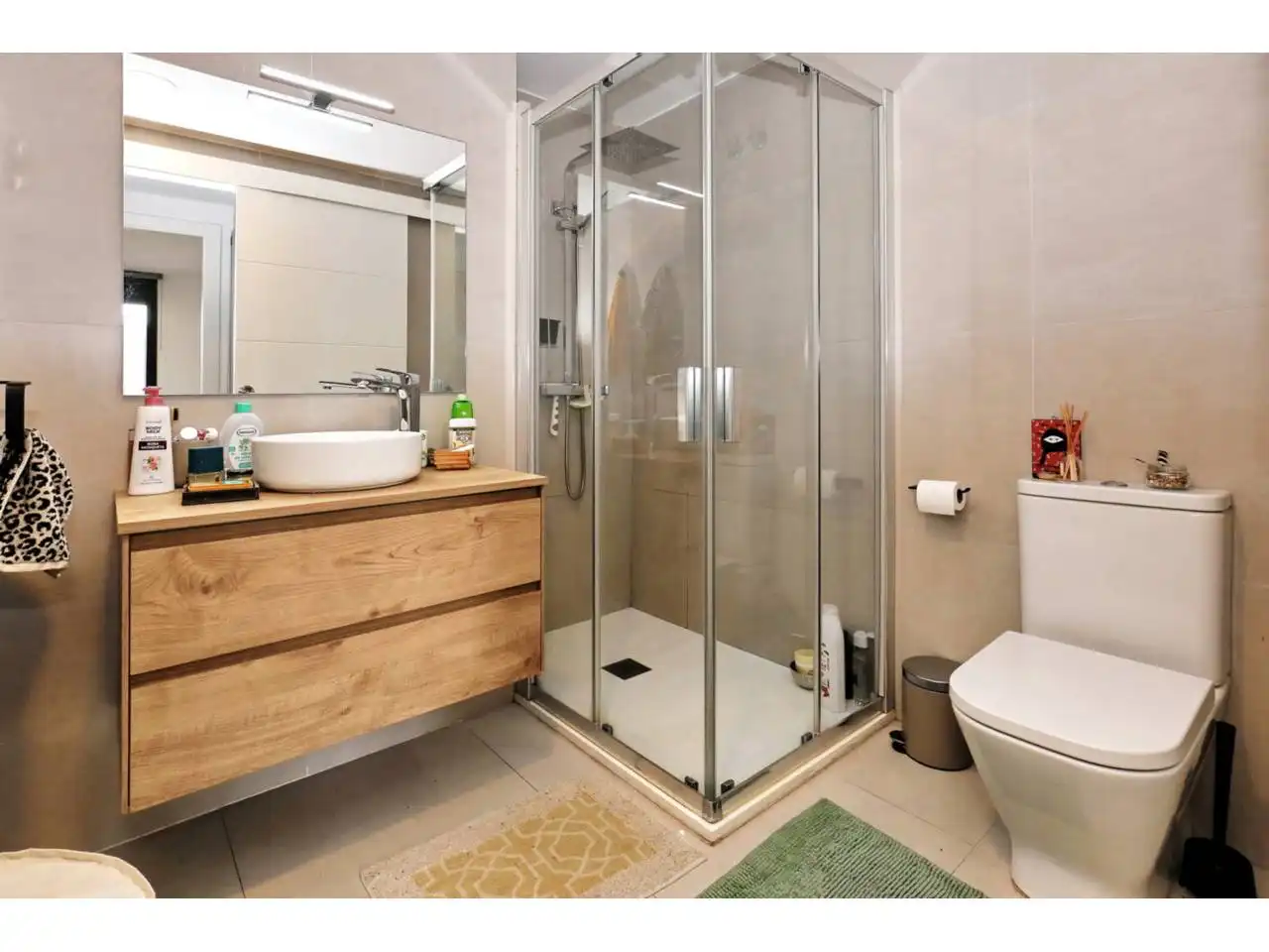 Badezimmer von Wohnung zum Verkauf in Barcelona mit Klimaanlage, Heizung und Parkett
