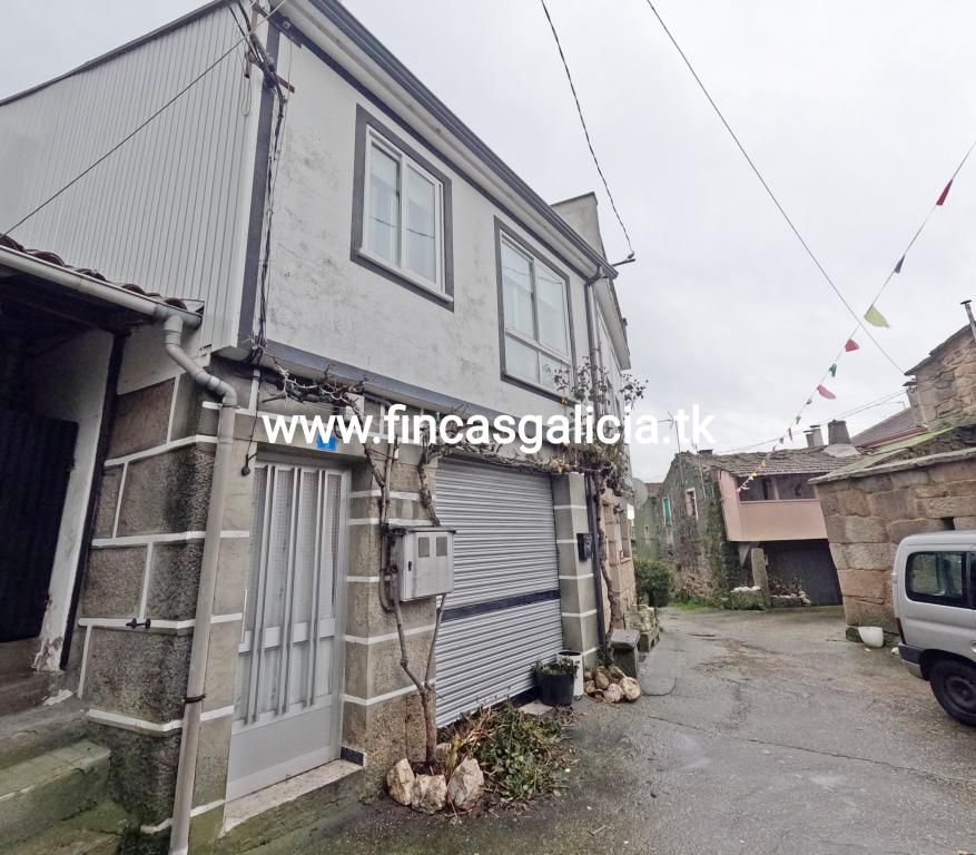 Vista exterior de Casa adosada en venda en Monterrei amb Calefacció i Moblat