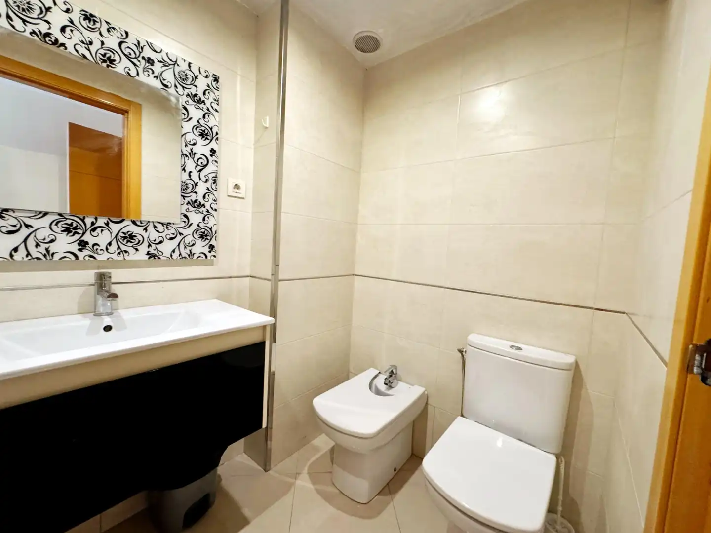 Badezimmer von Wohnung zum Verkauf in Sitges mit Klimaanlage, Heizung und Balkon