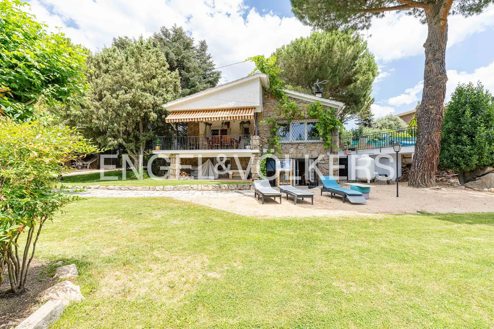 Vista exterior de Casa o xalet de lloguer en Becerril de la Sierra amb Aire condicionat, Calefacció i Jardí privat