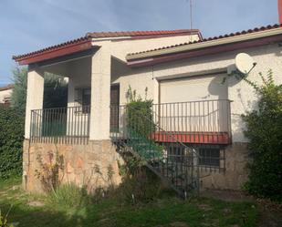 Exterior view of House or chalet for sale in Santa María del Tiétar  with Terrace and Swimming Pool