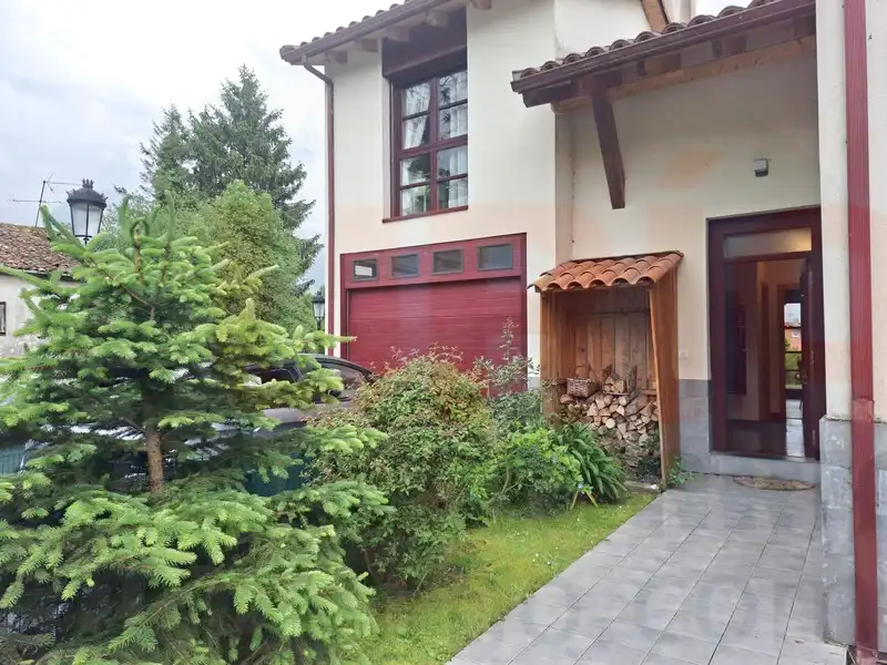 Vista exterior de Casa o chalet en venta en Sariego con Calefacción, Terraza y Trastero