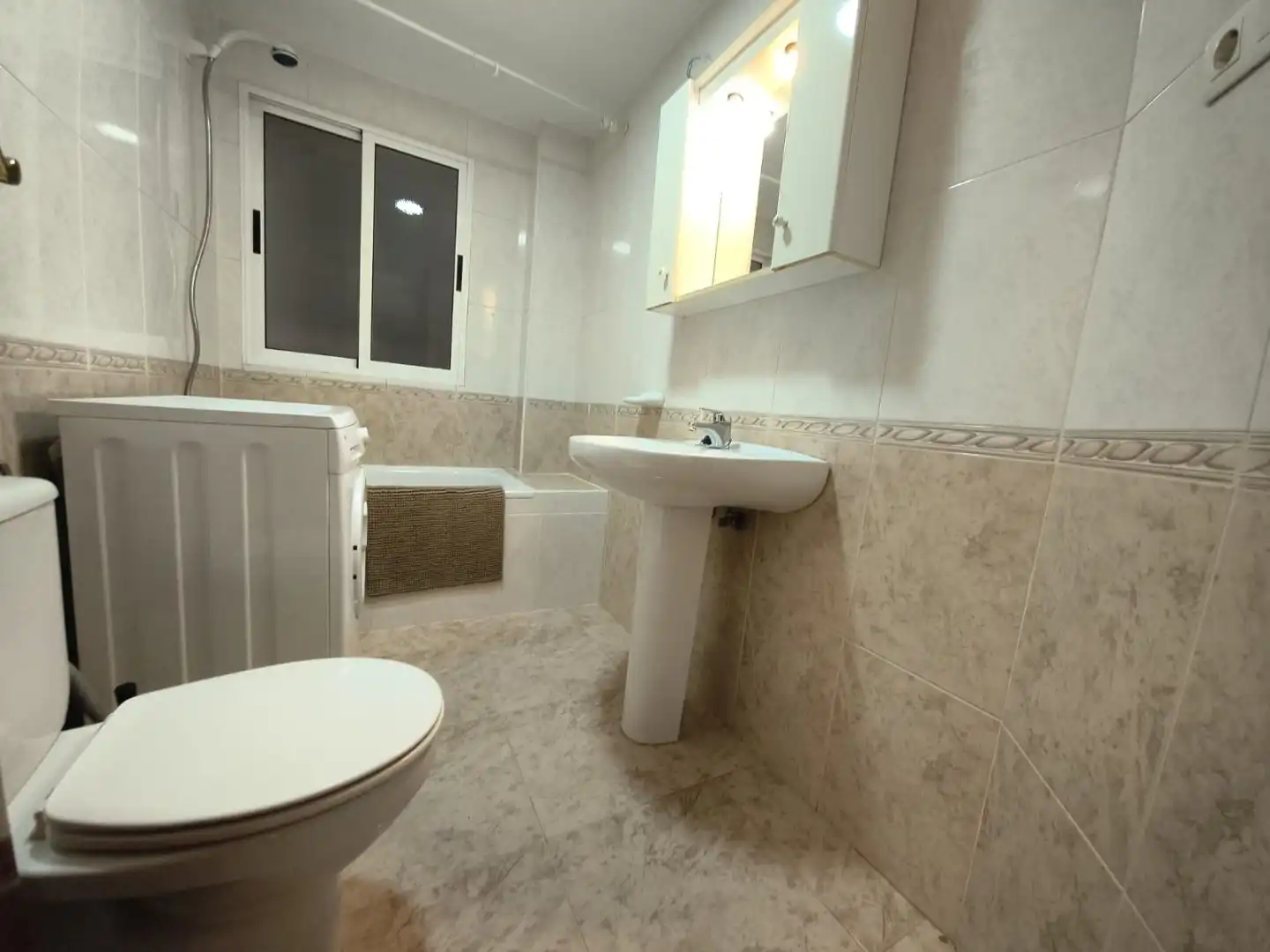 Baño de Piso de alquiler en  Granada Capital con Terraza y Balcón