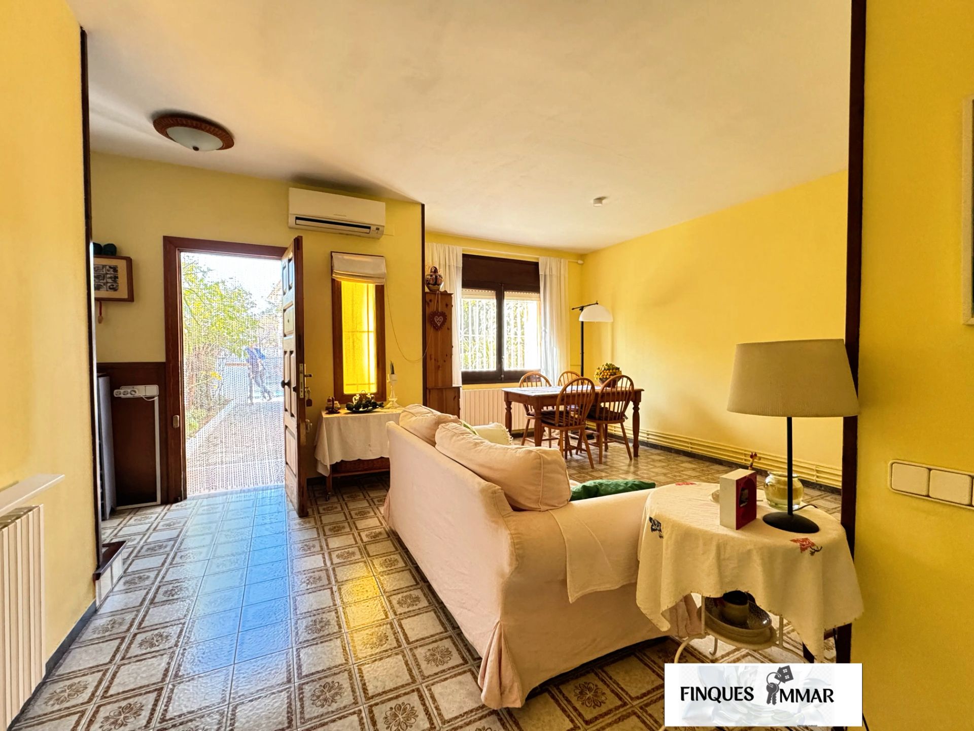 Sala d'estar de Casa adosada en venda en Riells i Viabrea amb Aire condicionat, Calefacció i Jardí privat